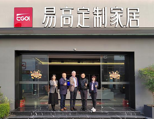 歡迎奧地利愛(ài)格市場(chǎng)總監(jiān)Georg Prager、愛(ài)格中國(guó)總經(jīng)理陳艷敏、上海惟嘉經(jīng)貿(mào)有限公司董事長(zhǎng)吳敏一行蒞臨易高家居參觀考察！